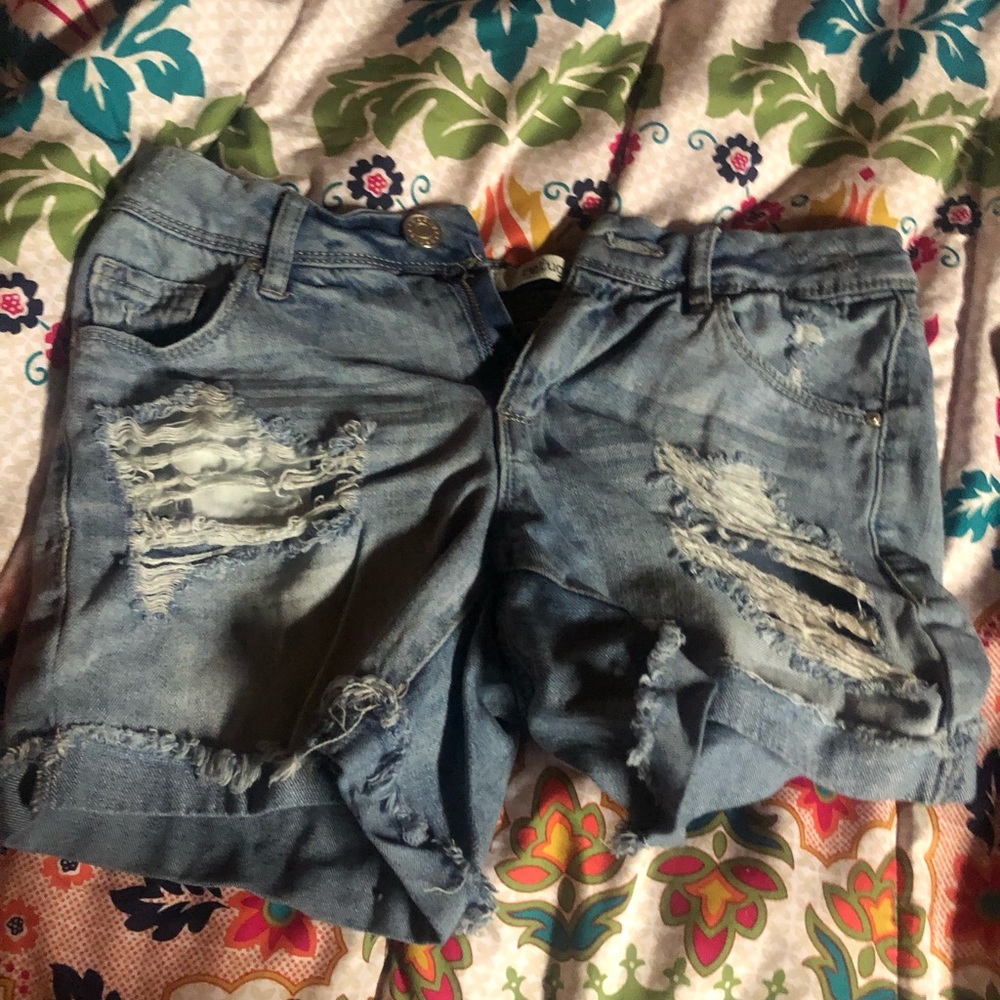 Size 0 distressed shorts